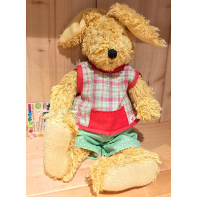 Hase°°, honigfarben, groß: 40cm ohne Ohren, 54cm mit Ohren, grüne Hose + kariertes Oberteil