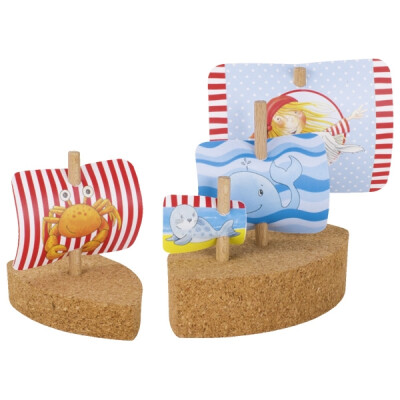 schwimmende Kork-Segelboote bzw. Schiffe: 1 Dreimeister (9,5cm) + 1 Einmaster (7cm), ab 3 Jahre