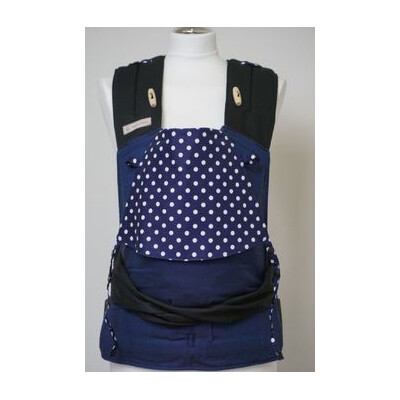 Frl. Hübsch Mei Tai Babysize BIO "Große Punkte Dunkelblau", blau + schwarze Gurte, außen 100% Baumwolle (kbA), Füllung: Polyurethan (Schaumstoff), inkl. Anleitung (vor der 1. Nutzung komplett lesen!) + Brustgurt, für 0-ca. 1,5 Jahre (Gr. 50 bis 80/86)