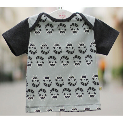 T-Shirt "Prusselises Waschbär" fürs Baby, Kind oder Kleinkind, 97% Baumwolle (kbA)/3% Elasthan, grau mit Waschbär-Druck 110/116