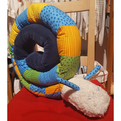 tinebas "XL-Schnecke grün-blau-bunte BioPucki-Betty" - die große Puckschnecke für fröhliche Babys, PatchworkStoffe: Baumwolle (kbA), ausgerollt ca 200-210cm lang - mit Fühlern zum Festhalten, jede Schlange ist ein wenig anders zusammengestellt