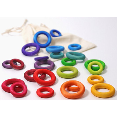 "Bauringe Regenbogen", 24 regenbogen-farbige Holzringe von Grimms, Ahorn, lasiert