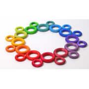 "Bauringe Regenbogen", 24 regenbogen-farbige Holzringe von Grimms, Ahorn, lasiert