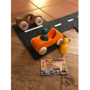 Auto-Cabrio "groß, orange mit 2 Regenbogenfreunden" Farben der Grimms Freunde: gelb, blau lasiert, heimisches Massivholz, ca.13cm, Altersempfehlung: 1+