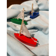 1 Mini-Segelboot, ab 3 Jahre (rot, gelb, blau oder grün)