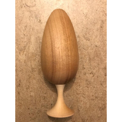 1 Holzbaum dunkel mit Stamm = Osterei, ca. 16 cm, dunkler Baum mit hellem Stamm
