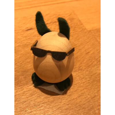 Eier-Oster-Hase helles Holz + dunkelgrüne Ohren,  - Osterschmuck - ca. 4cm hoch